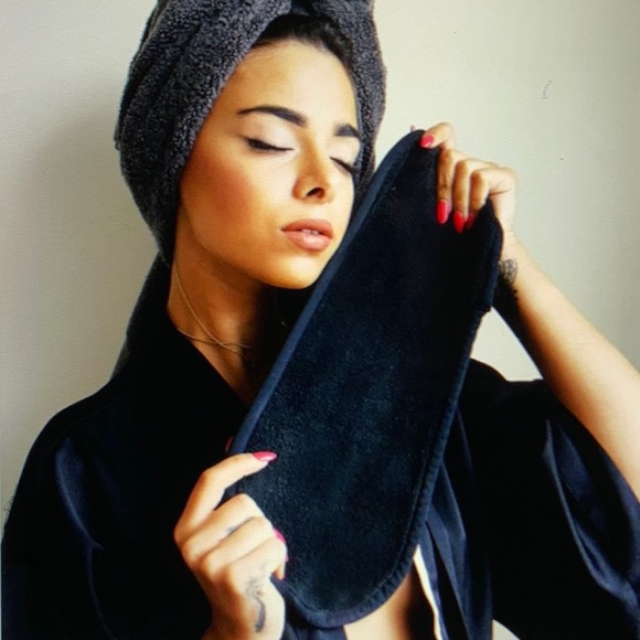 🆕MAKEOVER ESSENTIALS! Chic Black make up eraser - Picture 10 of 11